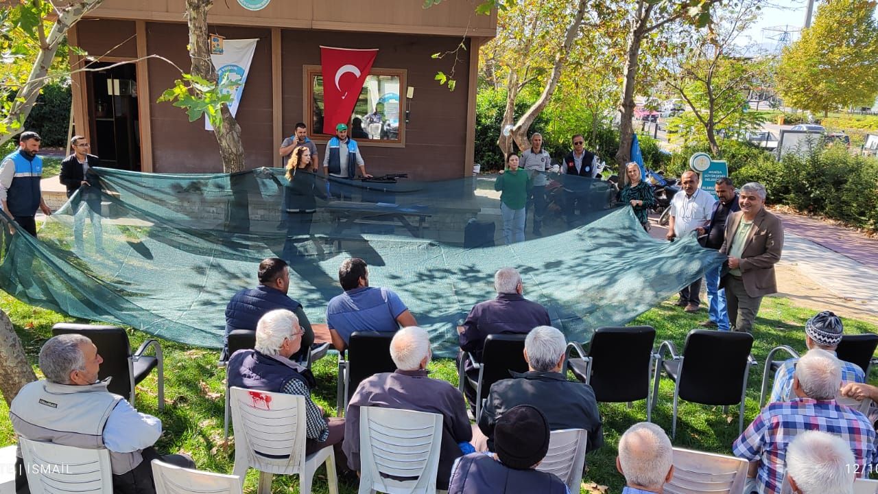 Manisa Büyükşehir Belediyesi Zeytin Üreticilerine Örtü Desteği Sağladı