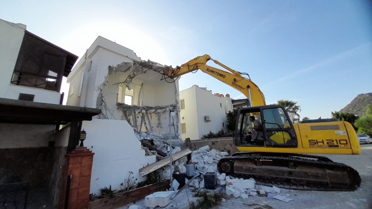 Bodrum'da kaçak olduğu belirlenen iki yapı yıkıldı