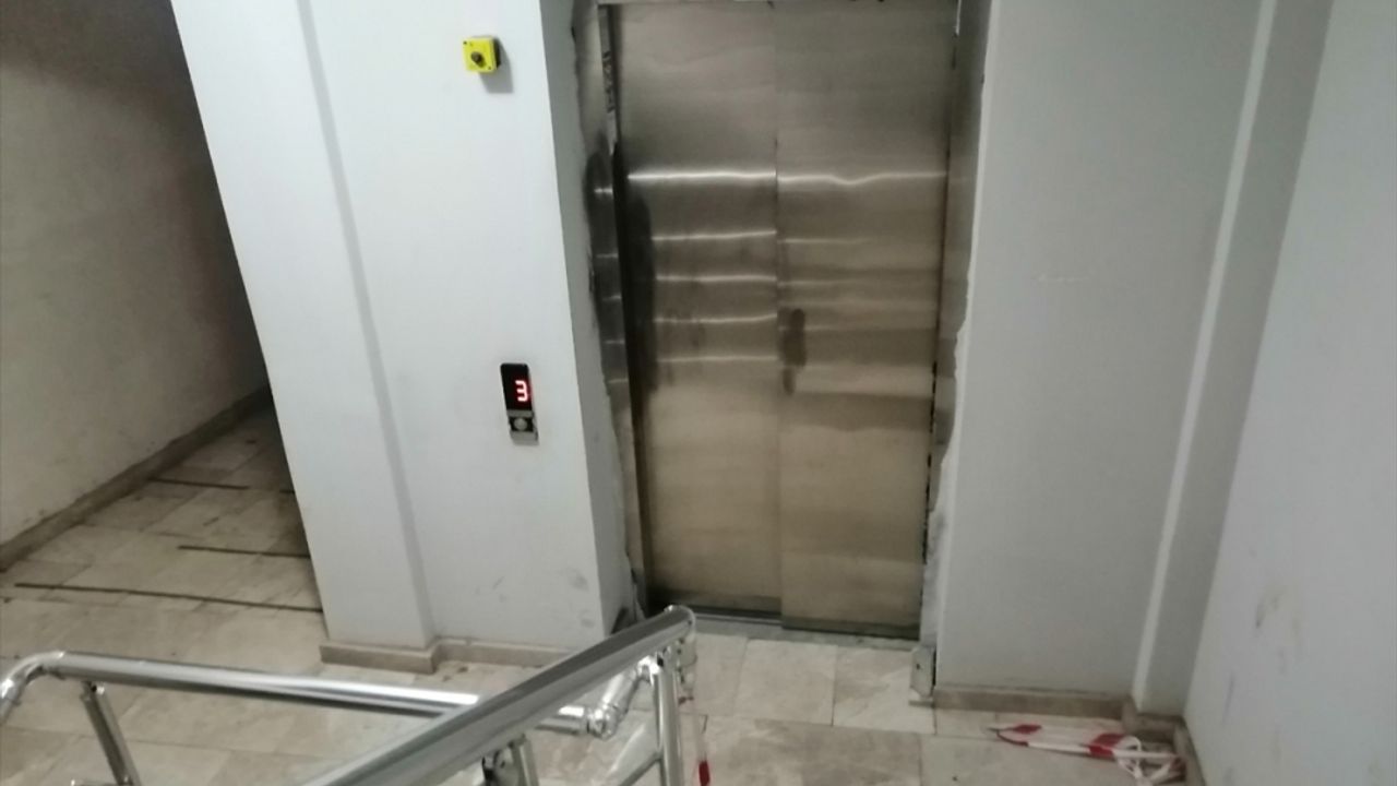Manisa'da bir apartmandaki asansörde anne ile kızının cesedi bulundu