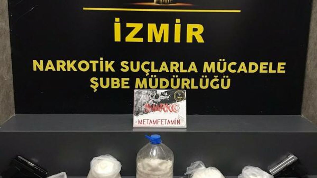 İzmir'de 5 kilo 403 gram metamfetamin ele geçirildi