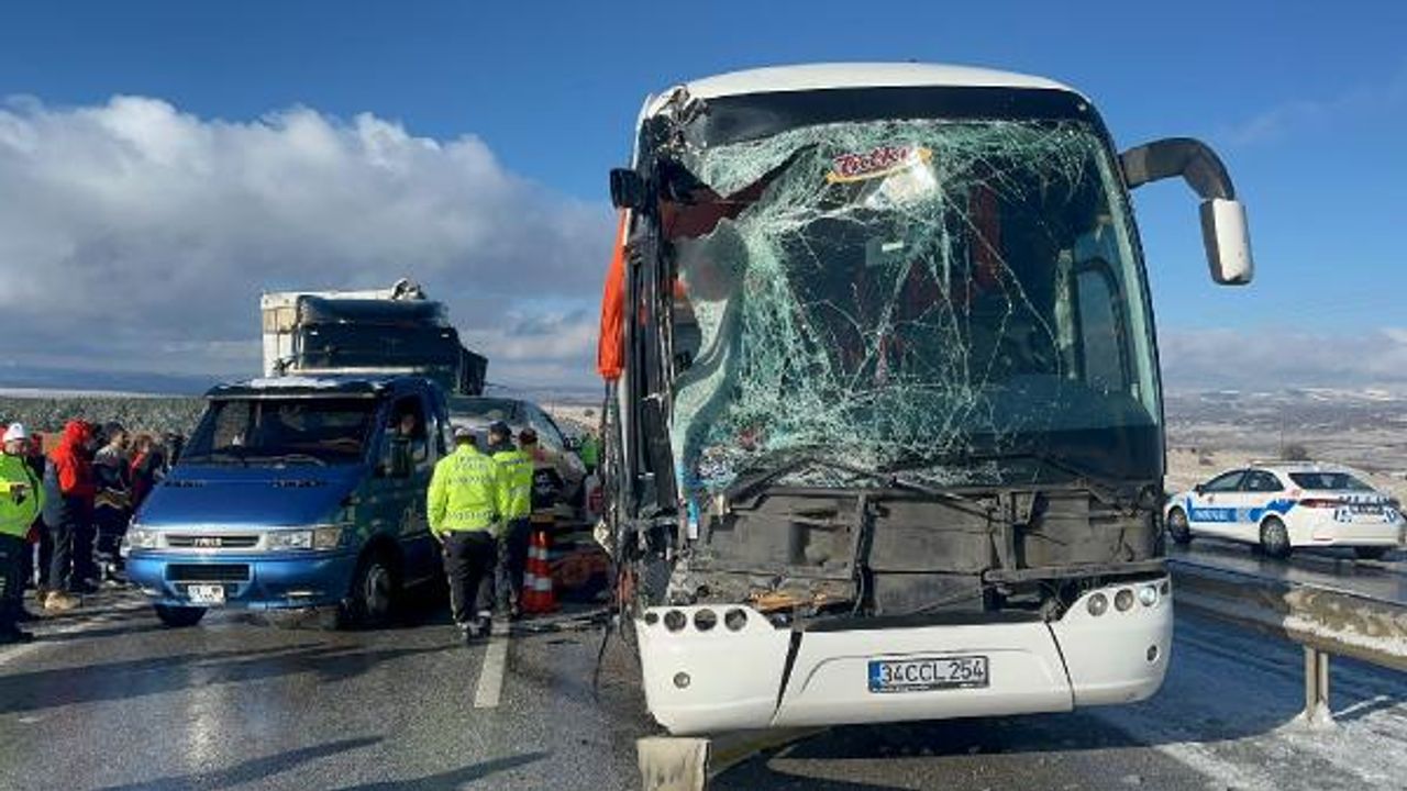 Yolcu otobüsü TIR'a çarptı ,1 ölü, 2 yaralı
