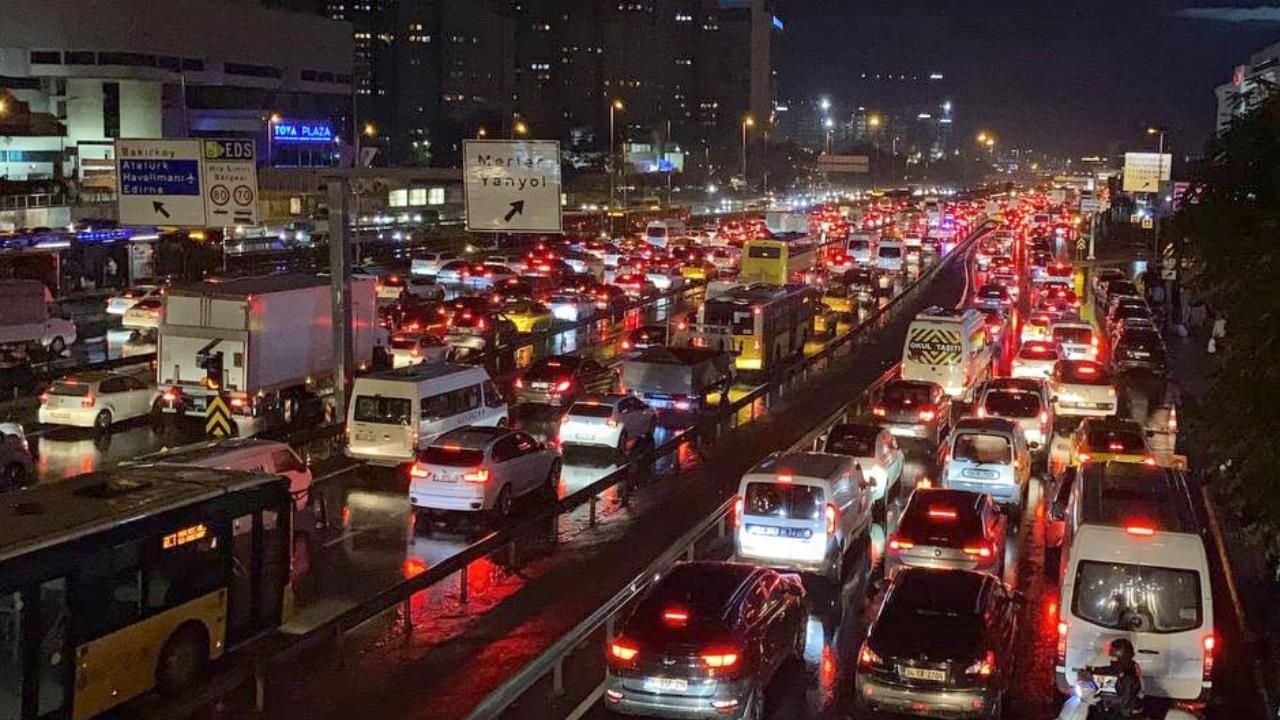 İstanbul'un trafik çilesi bitmiyor!