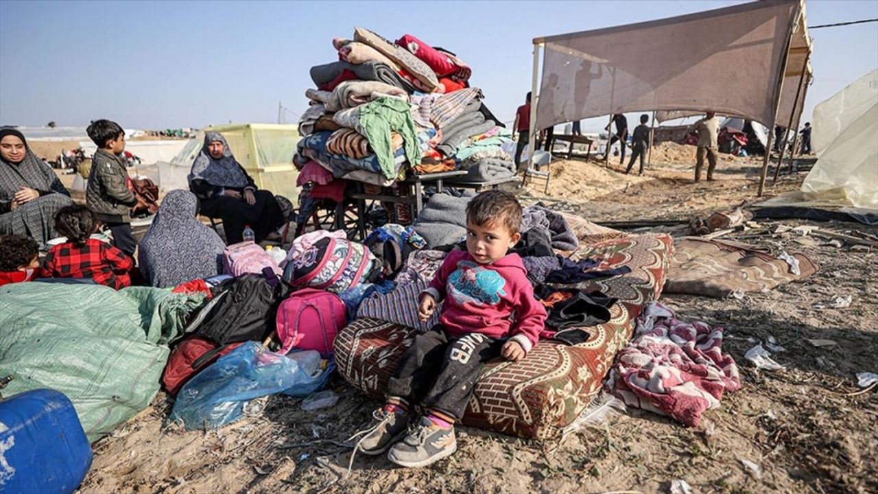 Savaştan kaçan yüzlerce Filistinli, Mısır sınırına sığındı
