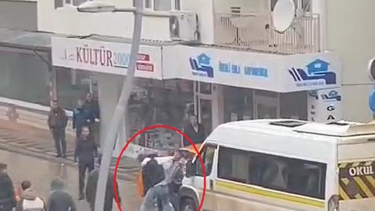 Bursa'da sürücülerin tekme, yumruk ve sopalı 'yol vermeme' kavgası kamerada