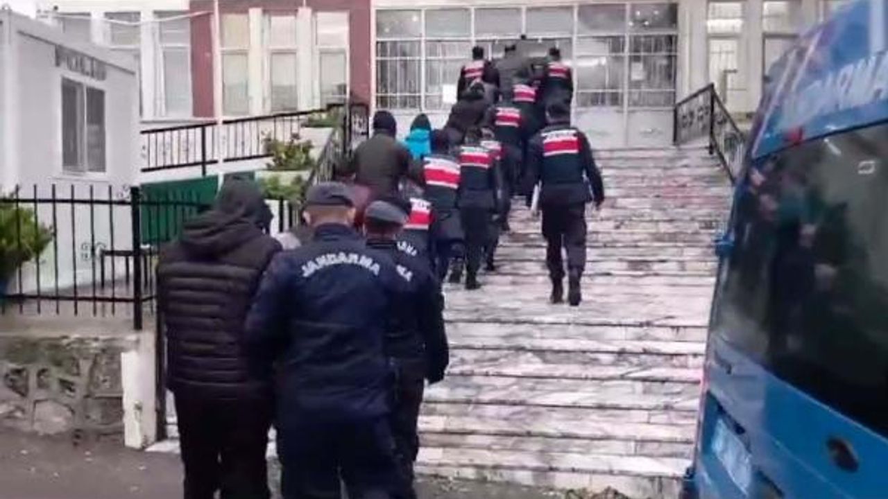 İzmir'de 173 kaçak göçmen yakalandı, 15 organizatöre tutuklama