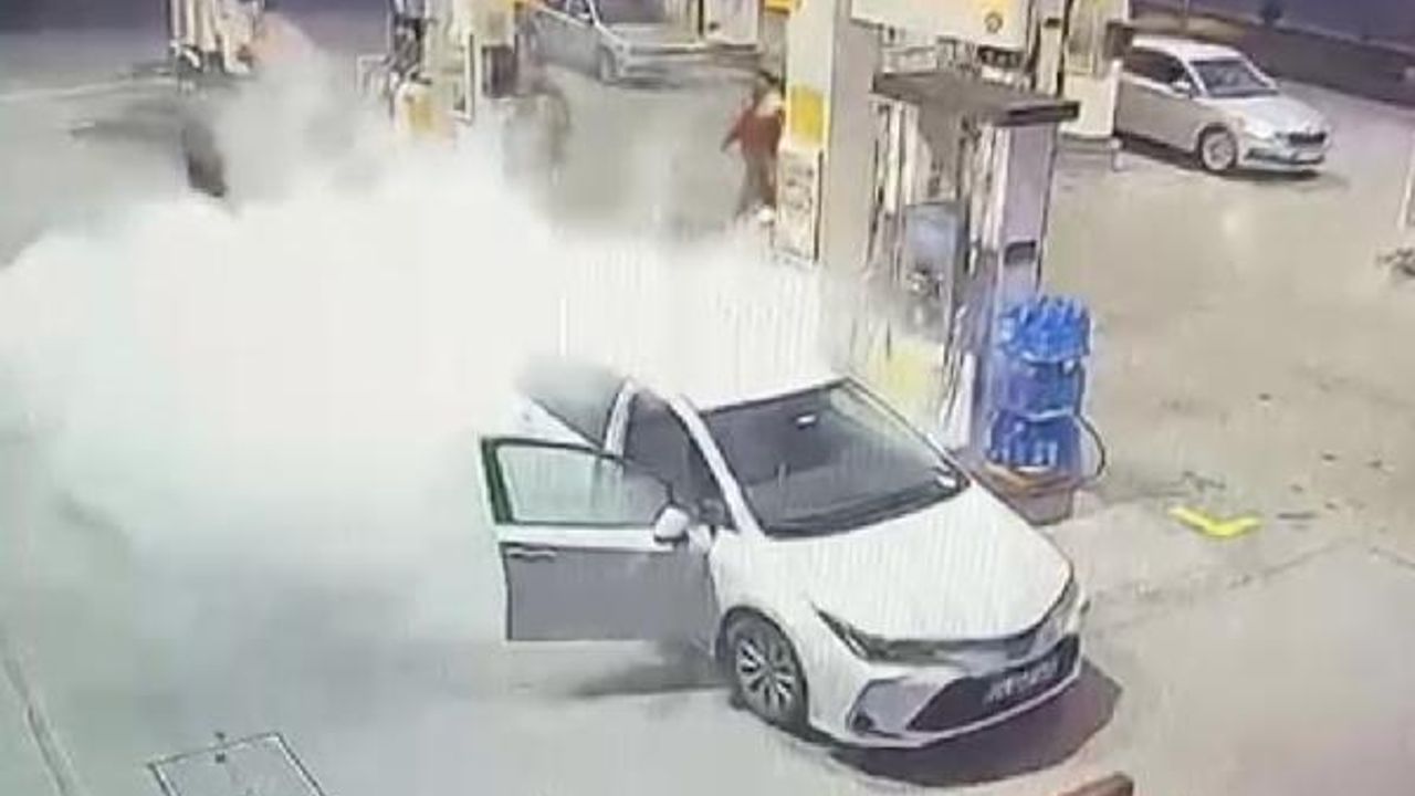 Otomobil, yakıt dolumu sırasında alev aldı