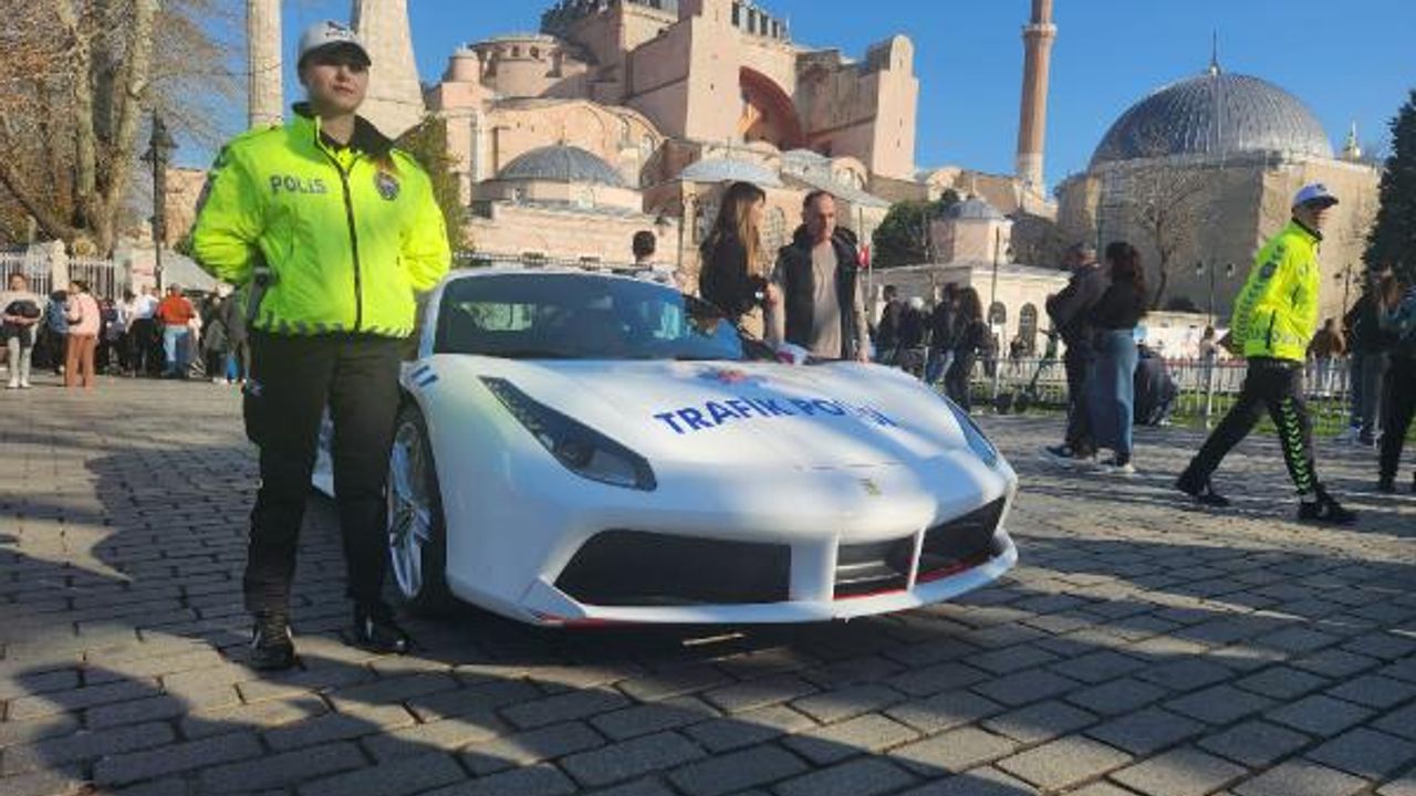 Trafik polislerinin hizmetine verilen Ferrari İstanbul sokaklarına çıktı