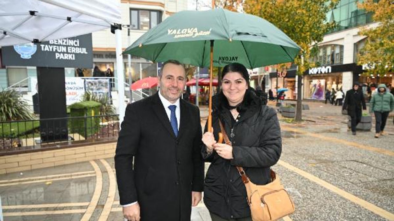 Yalova Belediye Başkanı’ndan şemsiye jesti!