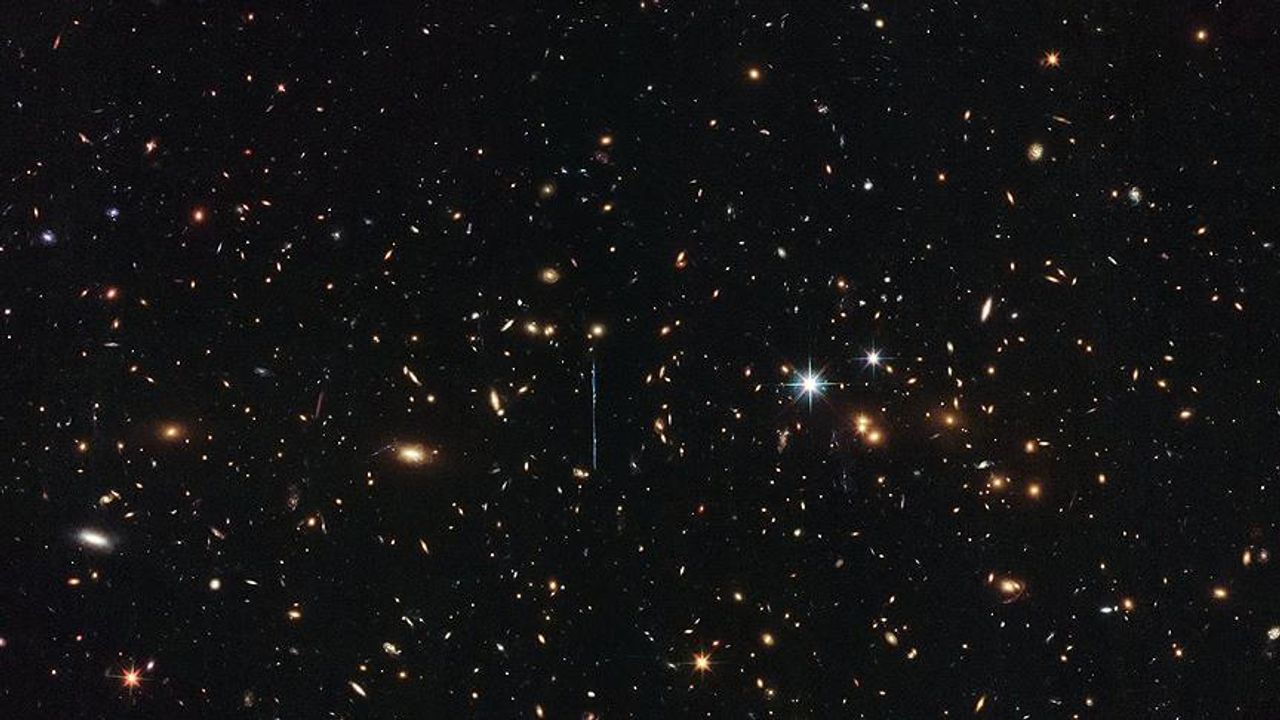 Hubble, 2 galaksi kümesini ilk kez görüntüledi