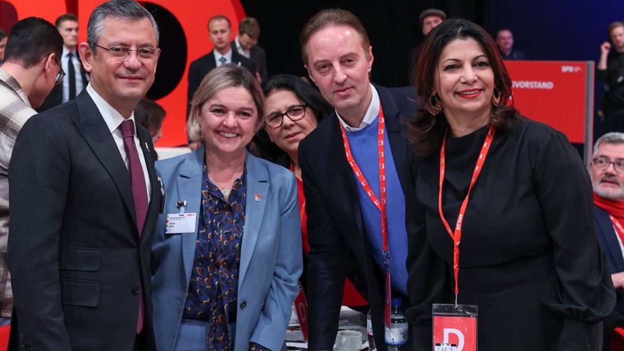 CHP lideri Özgür Özel, Almanya'da SPD kongresine katıldı