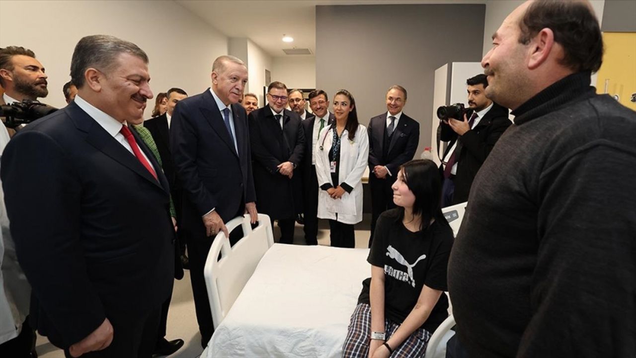 Erdoğan, Şehir Hastanesinde tedavi gören çocukları ziyaret etti