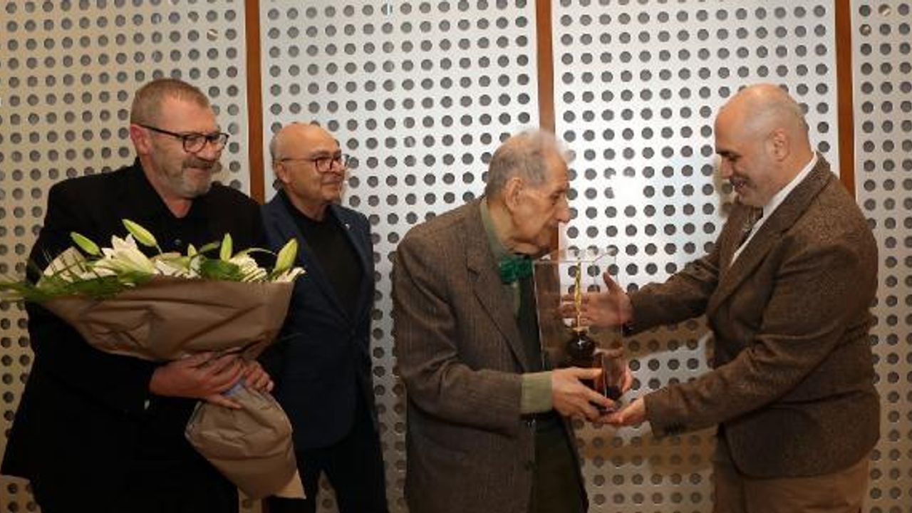 Haldun Taner Öykü Ödülü'nün kazananı Polat Özlüoğlu, ödülünü Doğan Hızlan'ın elinden aldı
