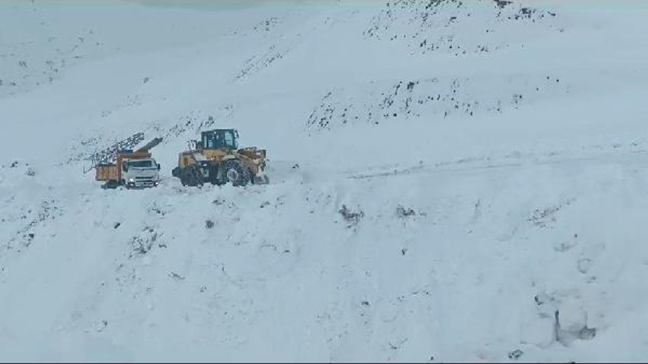 Kardan kapanan yolda mahsur kalan enerji şirketi ekibi, kurtarıldı
