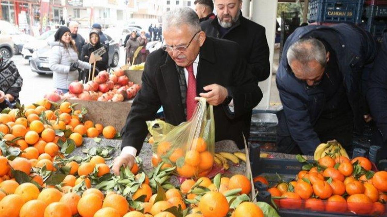 Başkan Büyükkılıç, semt pazarında tezgahın arkasına geçti