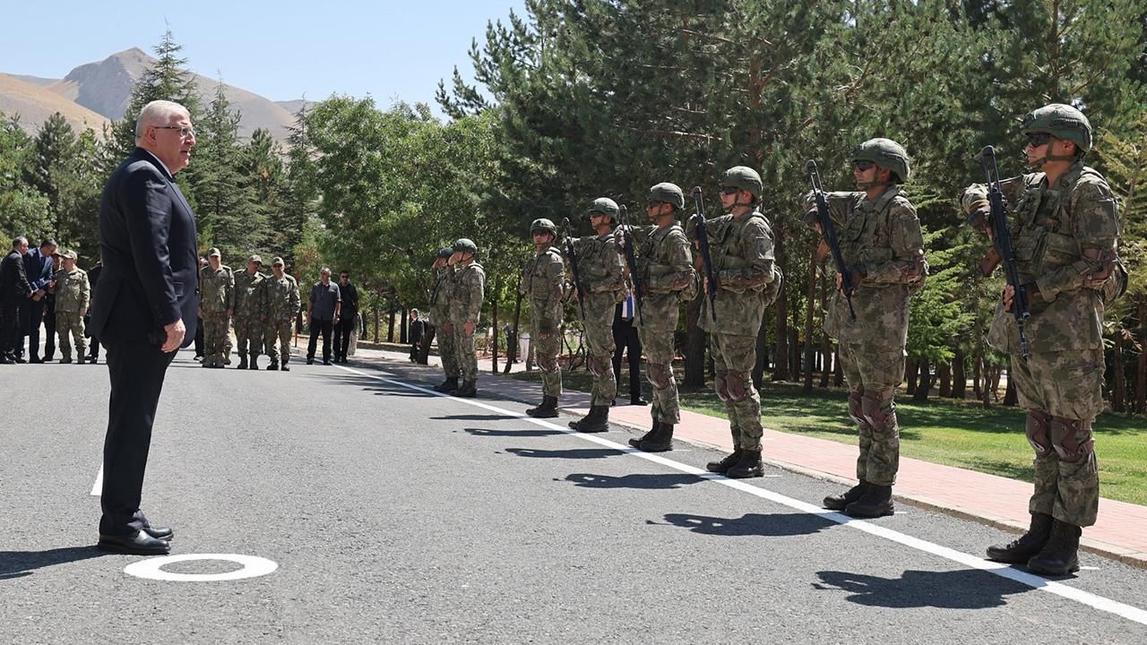 Bakan Güler Hatay'daki birliklerde incelemelerde bulundu