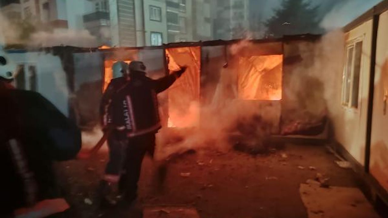 Malatya'da inşaattaki konteynerde yangın