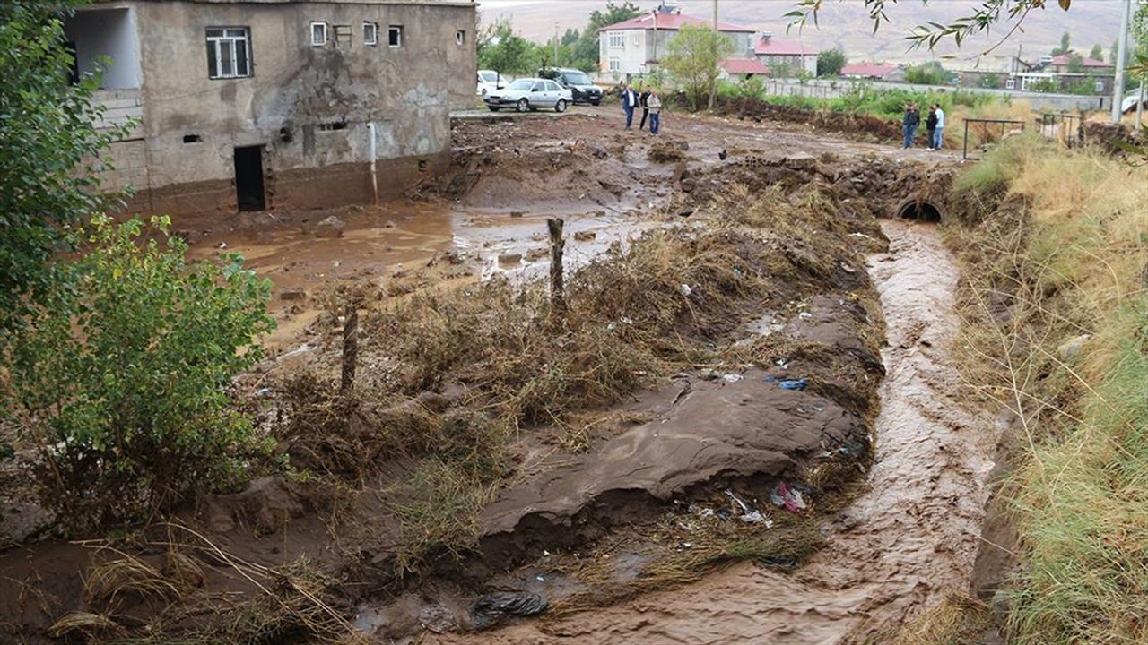 Bitlis'te sağanak, heyelana yol açtı