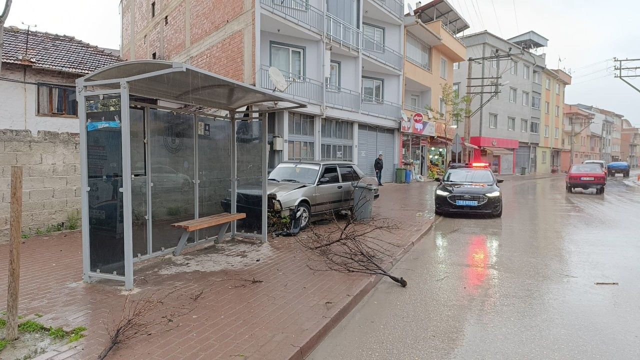 Polisten kaçan ehliyetsiz sürücünün kullandığı otomobil durağa çarptı