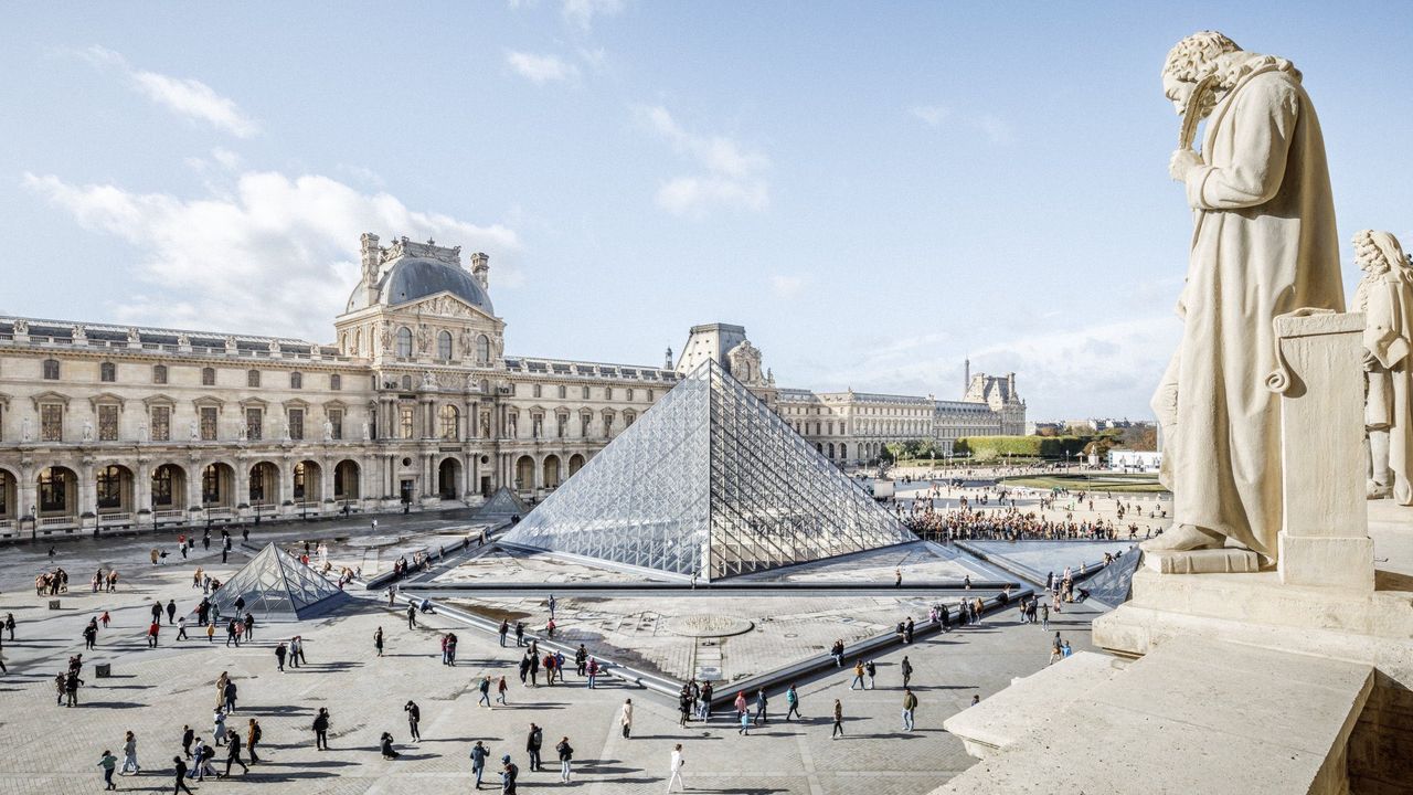 Louvre Müzesi'nde güvenlik alarmı: 88 milyon euroluk mücevherler taşındı