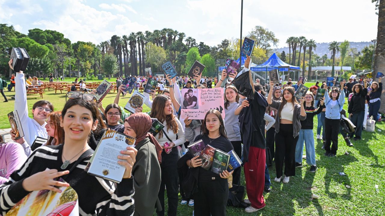 İZKİTAP’ta edebiyat şöleni tüm hızıyla sürüyor