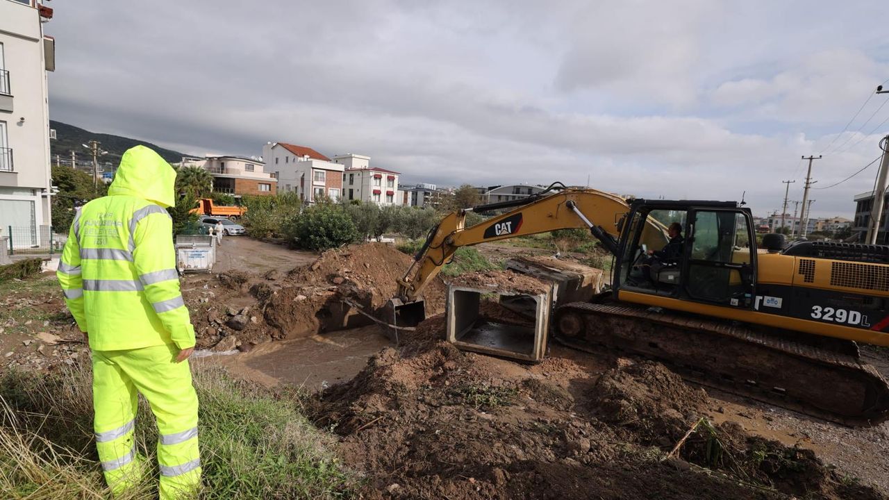Büyükşehir ekipleri Bergama’da aşırı yağışlarla mücadele ediyor
