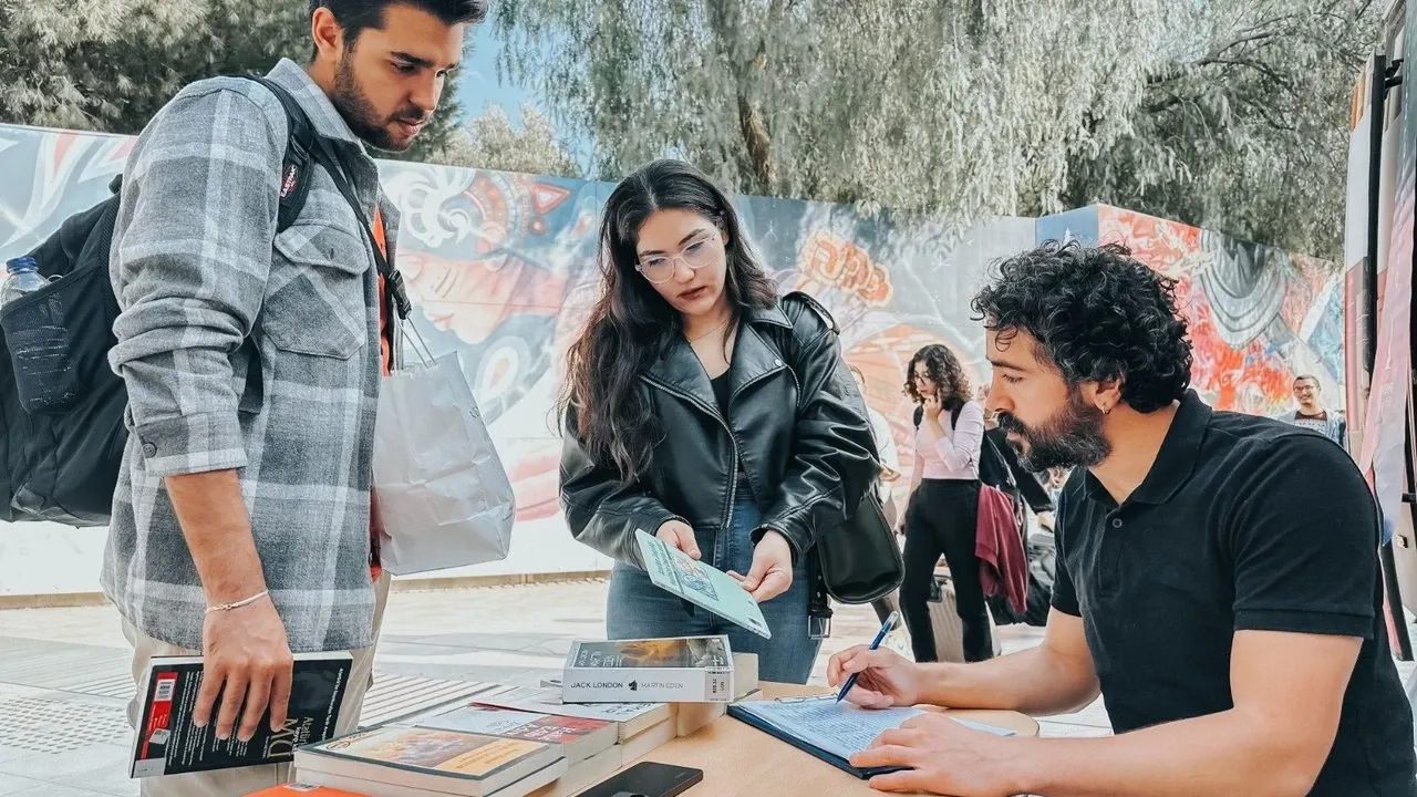Gezici Kütüphane, Ege Üniversitesi metro durağında öğrencilerle buluşuyor