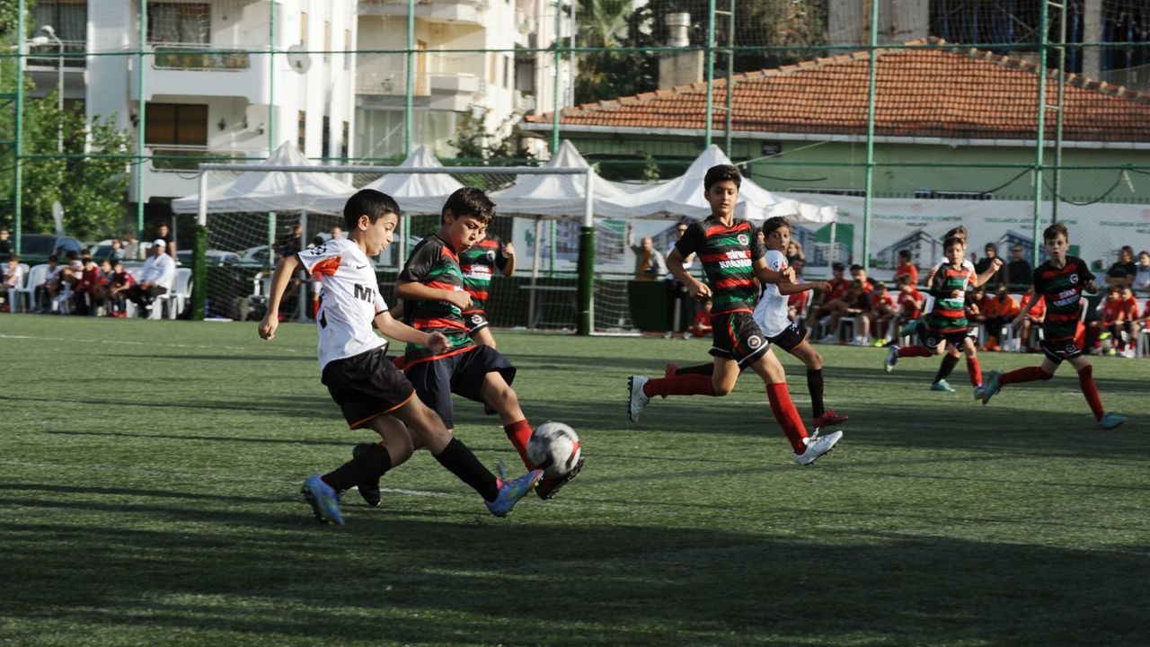 Karşıyaka'da Atatürk’ün çocukları Cumhuriyet Kupası’nda sahaya çıktı