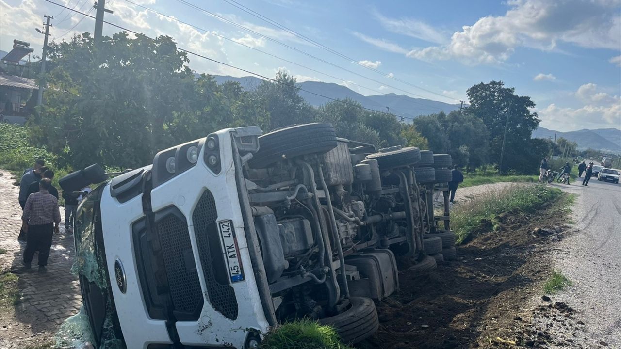 Kiraz’da kamyon devrildi: Sürücü hastaneye kaldırıldı