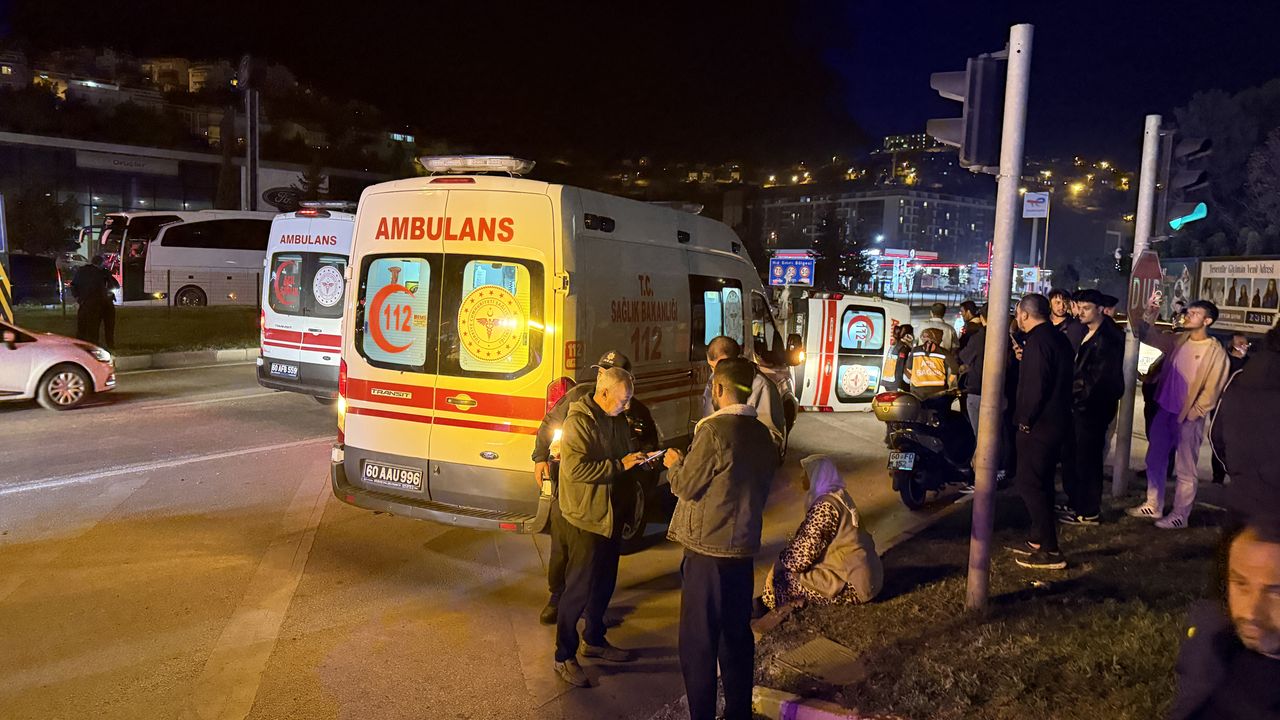 Ambulans ciple çarpıştı, 3 sağlık personeli yaralandı