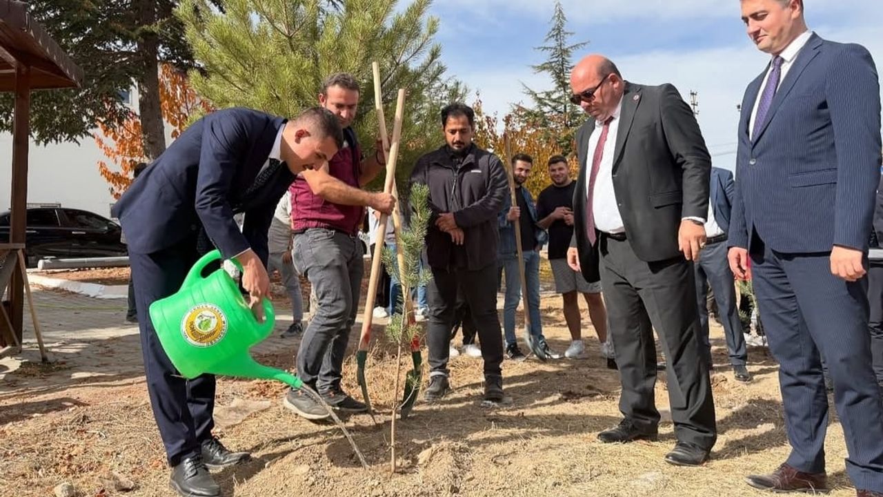 Ulukışla'da Cumhuriyet'in 102'nci yılı anısına 102 fidan dikildi