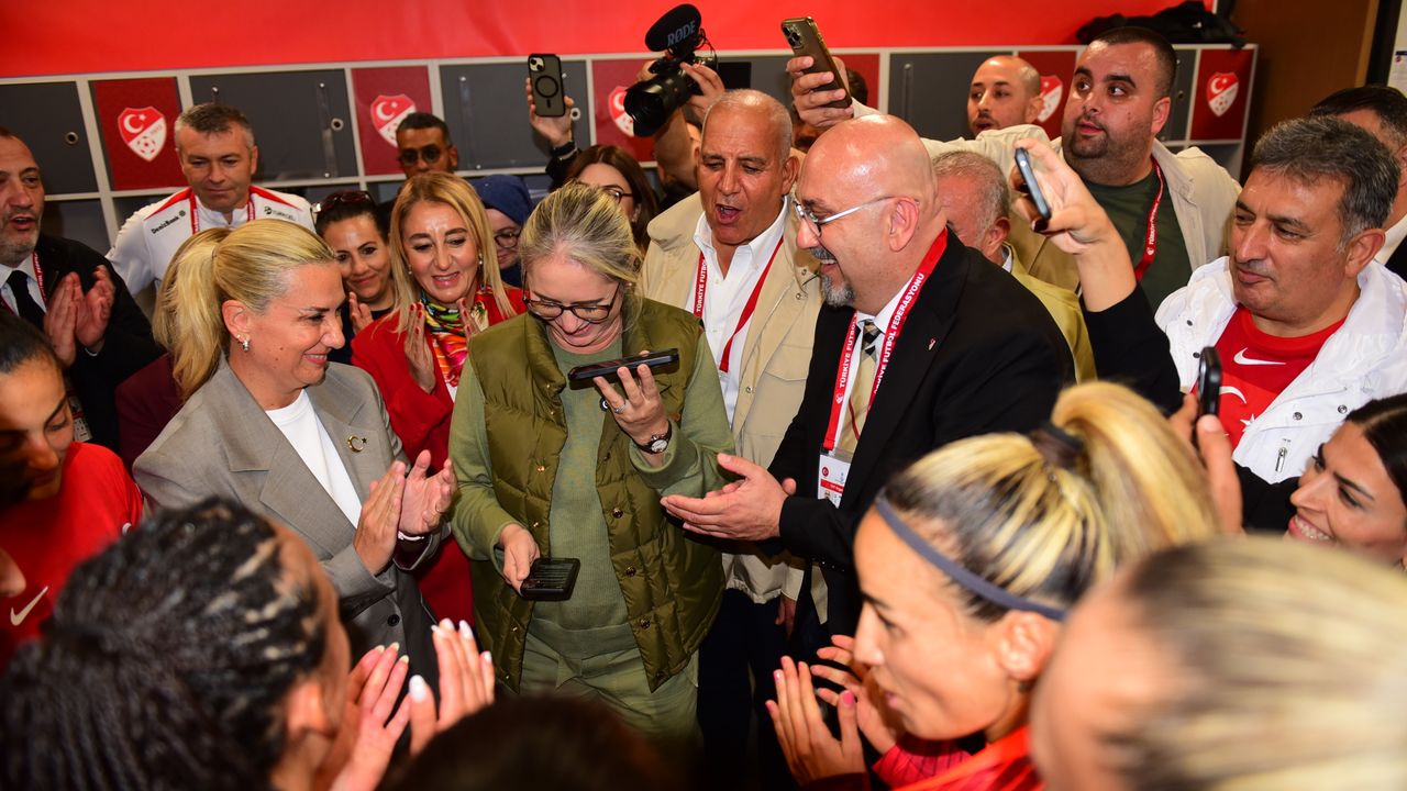 Cumhurbaşkanı Erdoğan’dan A Milli Kadın Futbol Takımı’na tebrik telefonu