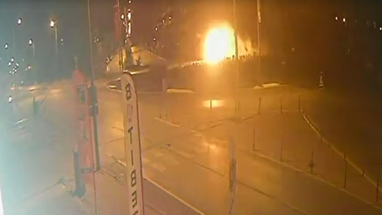 Tank anıtına çarpan otomobilden alev çıktı