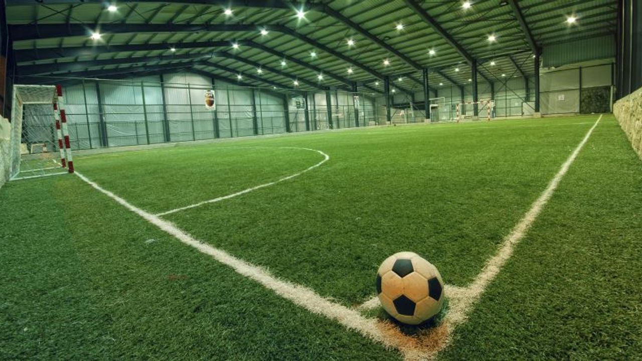 “İzmir’de Futbol Keyfi: Bornova’dan Menemen’e En İyi 5 Halı Saha Önerisi”