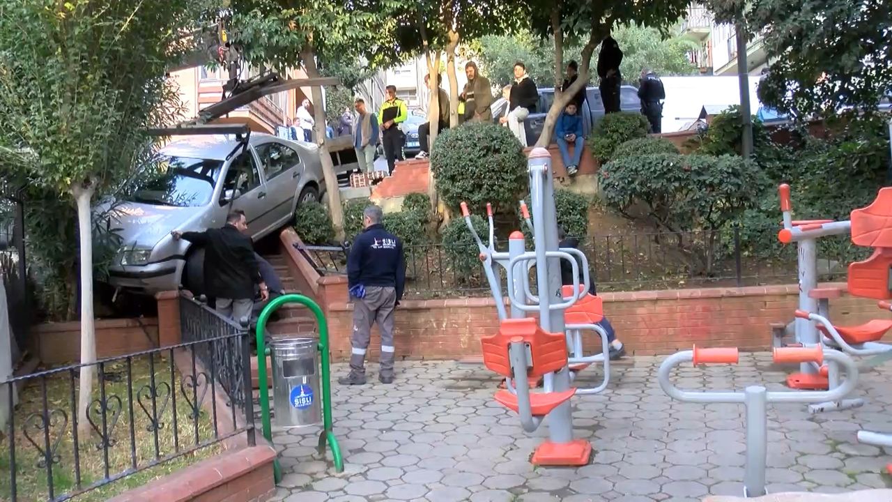 Yokuştan kayan otomobil çocuk parkına girdi