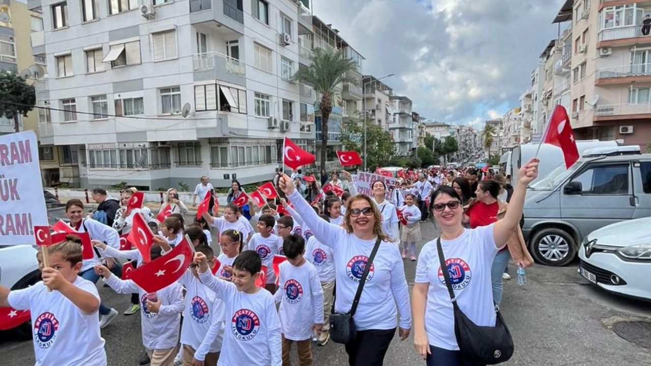 İzmir’de öğrencilerden 102’nci yıl yürüyüşü