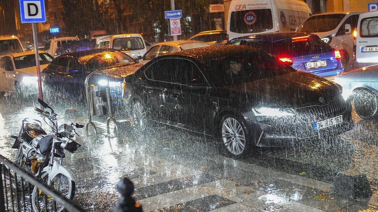 Sındırgı’da deprem sonrası sağanak hayatı olumsuz etkiledi