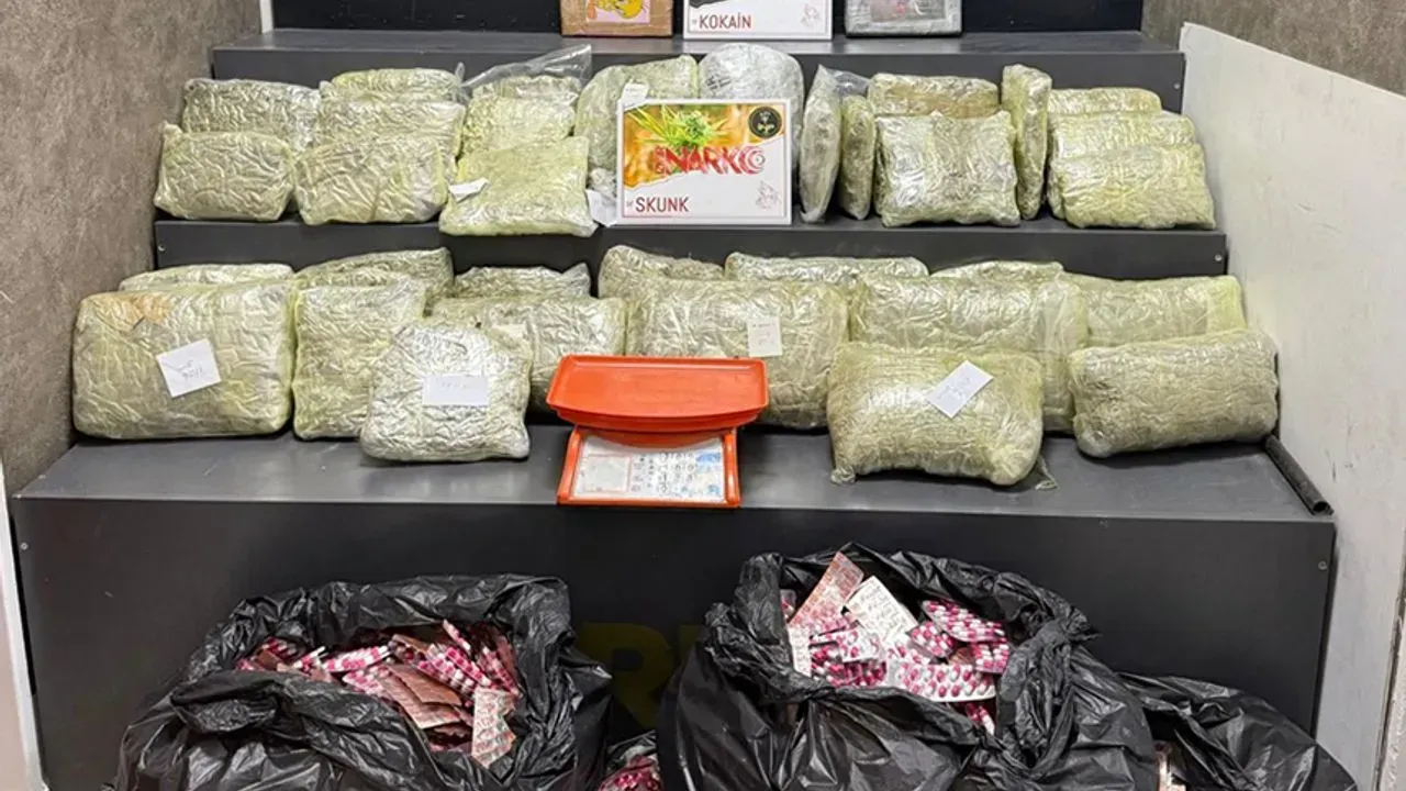 İzmir polisi metruk binayı bastı: Kilo kilo uyuşturucu çıktı