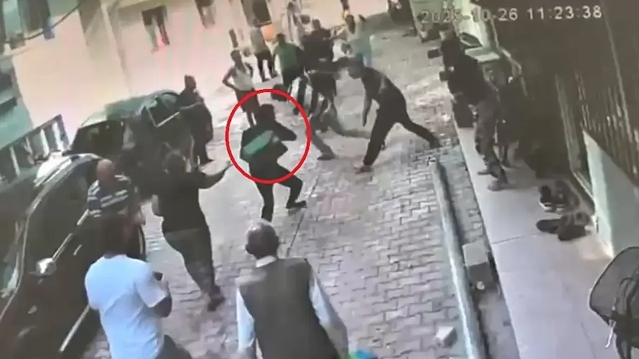 Park yeri kavgasında ortalık karıştı: Birbirlerine kaldırım taşıyla saldırdılar!