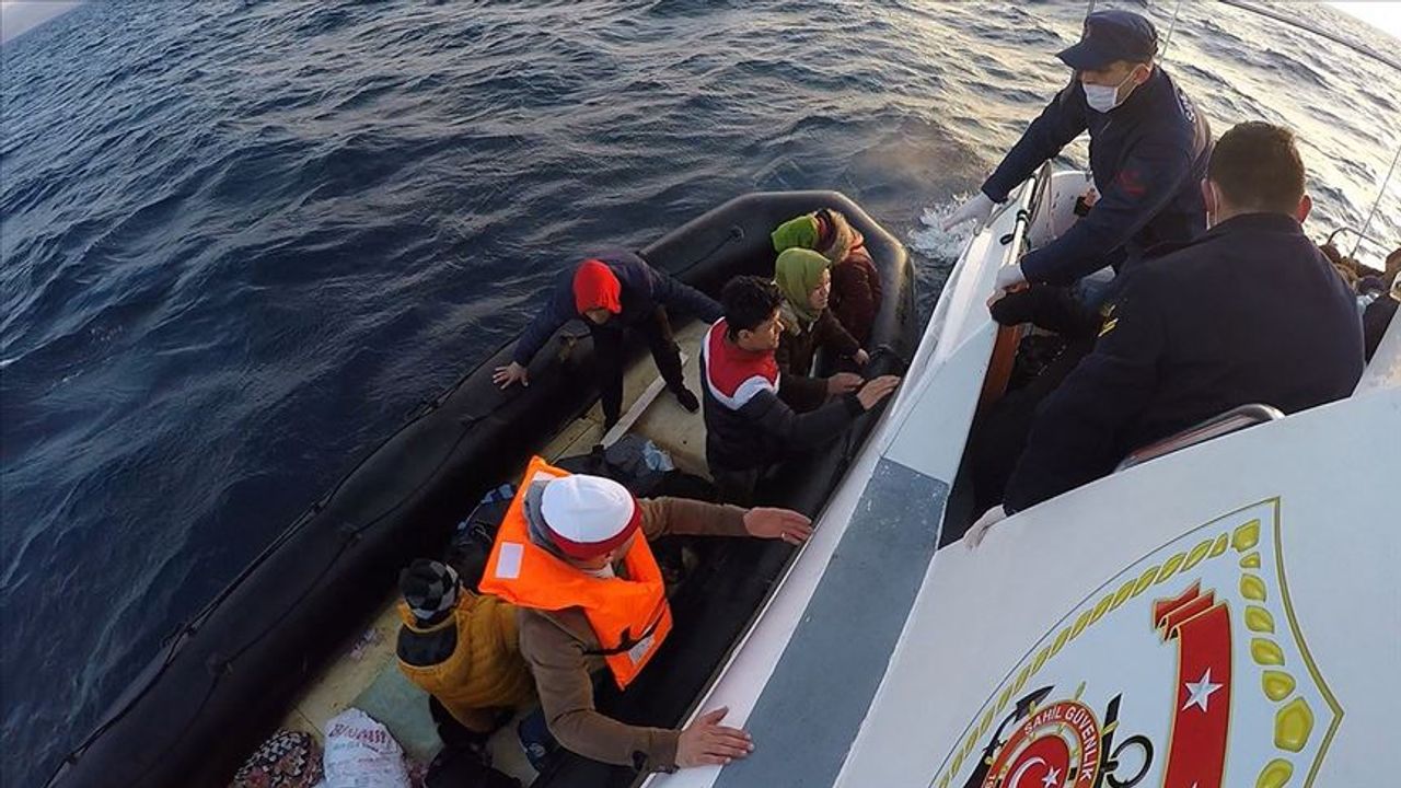 İzmir açıklarında 38 düzensiz göçmen kurtarıldı