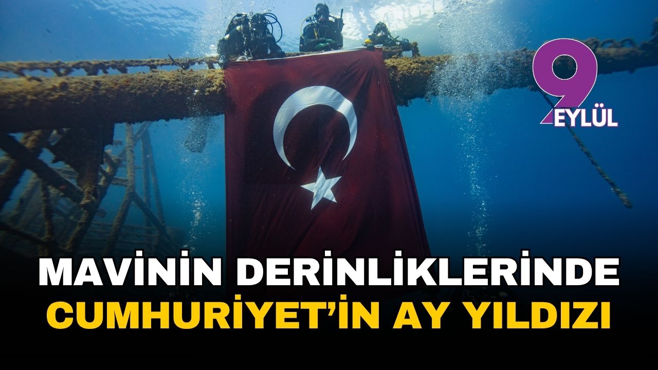 İzmir Çeşme'de mavinin derinliklerinde Cumhuriyet ay-yıldızı