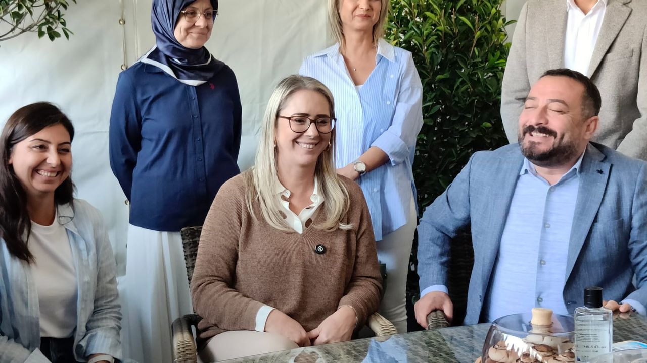 Fuarda AK Parti ve CHP Arasında Güldüren Diyalog: “En güzel başkan bizde” – “En güzel Cumhurbaşkanı da bizde”