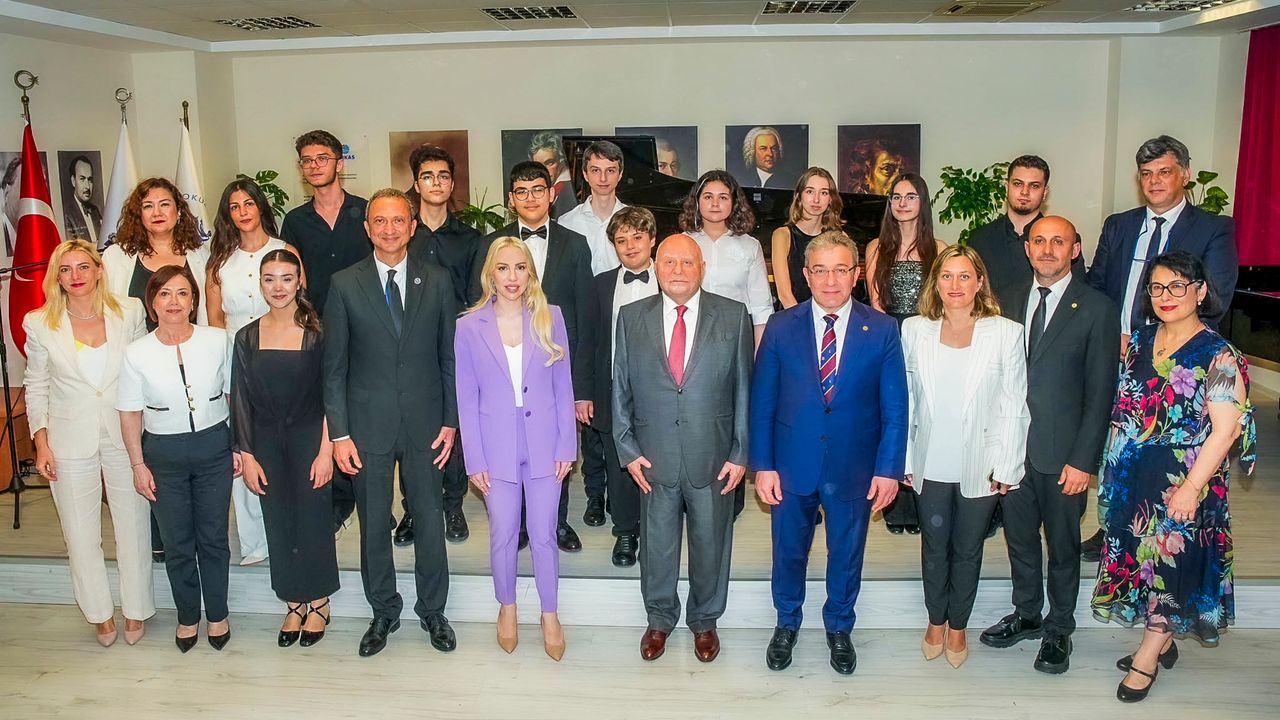 Arkas’tan DEÜ’ye dünya markası piyano bağışı