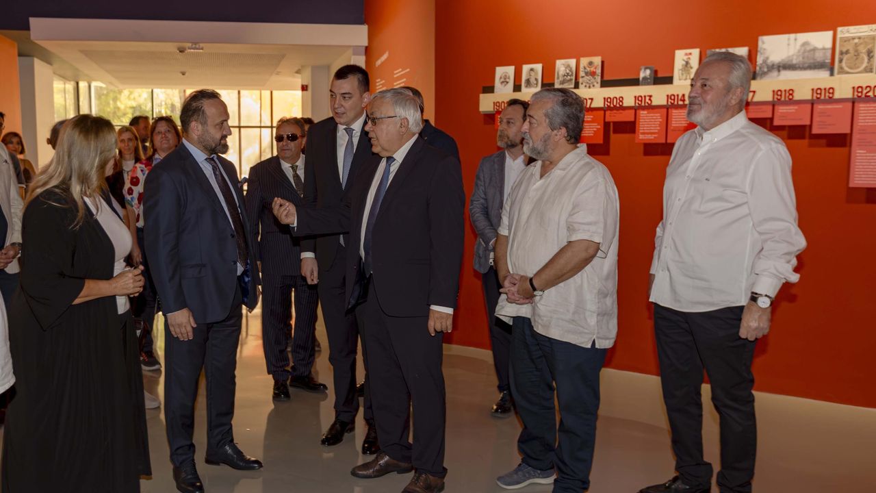 Rusya Büyükelçisi Vershinin İzmir’de Nâzım Hikmet sergisini ziyaret etti