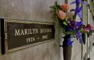 Marilyn Monroe ve Hugh Hefner'in Yanındaki Mezar Satışa Çıkıyor