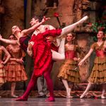 İzmir'de görkemli prömiyer gecesi