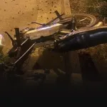 Kontrolden çıkan motor direğe çarptı... Sürücü öldü!