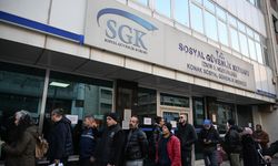 İzmir'de SGK hizmet birimleri önünde EYT hareketliliği sürüyor