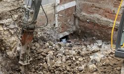 İzmir'de kepçenin ayarı kaçtı, evin duvarı yıkıldı