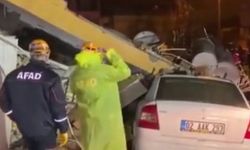 Adıyaman'da 4 katlı ağır hasarlı bina çöktü!