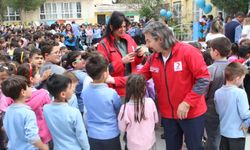 Bayraklı Kızılay otizm gününde özel öğrencileri sevindirdi